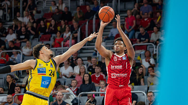 Der Ludwigsburger Brandon Tischler (links) macht den Wurf von Noah Locke schwer.