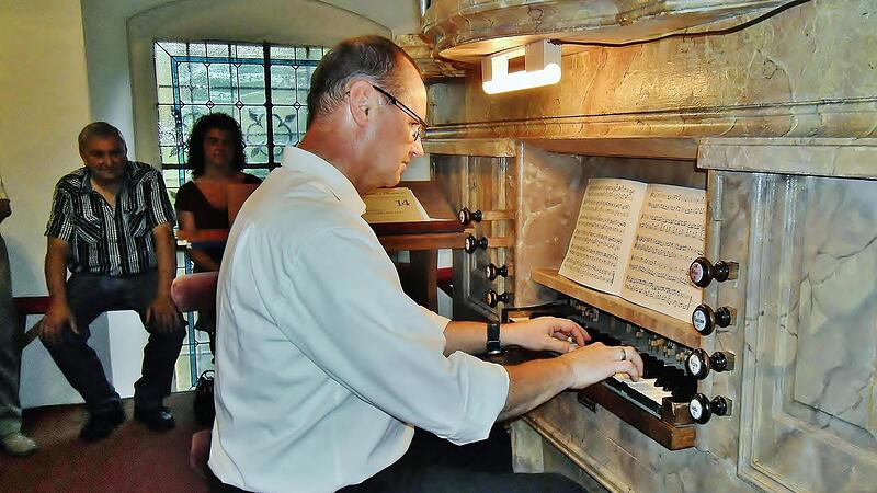 Auch Regionalkantor Georg Hagel musizierte bereits auf der Pfaffendorfer Barockorgel. Mit meisterlichem Spiel offenbarte der Organist der Basilika Vierzehnheiligen die Klangsch&ouml;nheit des kleinen Instruments.