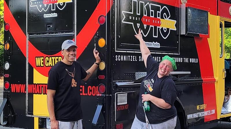 Melanie Glover vor ihrem Foodtruck: Die Coburgerin hat sich auf Schnitzel-Sandwichs spezialisiert und kann damit ganz offenbar viele Menschen in den USA satt und gl&uuml;cklich machen. Sohn Devin hilft bei der Zubereitung und dem Verkauf.