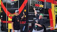 Melanie Glover vor ihrem Foodtruck: Die Coburgerin hat sich auf Schnitzel-Sandwichs spezialisiert und kann damit ganz offenbar viele Menschen in den USA satt und gl&uuml;cklich machen. Sohn Devin hilft bei der Zubereitung und dem Verkauf.