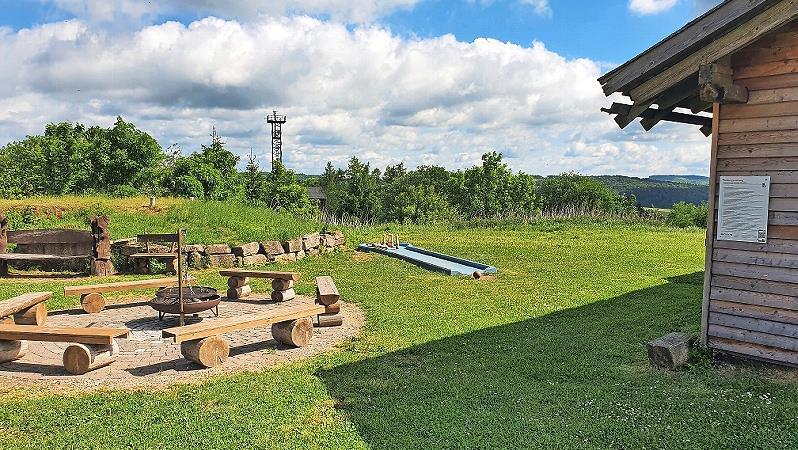 Erste Trekkingplätze sind in Empfertshausen sowie Zeltmöglichkeiten in der Erlebniswelt Rhönwald in Kaltenwestheim entstanden.