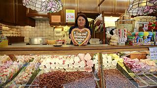 Doris Lützelberger verkauft Süßigkeiten aus ihrem Stand am Annafest.Forchheim & Fränkische Schweiz