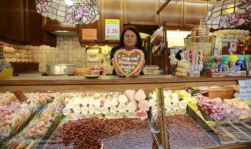 Doris L&uuml;tzelberger verkauft S&uuml;&szlig;igkeiten aus ihrem Stand am Annafest.Forchheim & Fr&auml;nkische Schweiz
