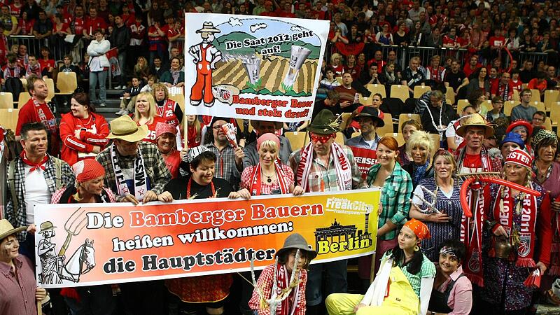 Nachdem die Brose-Fans von den Berliner Anh&auml;ngern h&auml;ufig als &bdquo;Bamberger Bauern&ldquo; verschm&auml;ht wurden, riefen die 2012 selbstironisch zum &bdquo;Bauerntag&ldquo; auf.