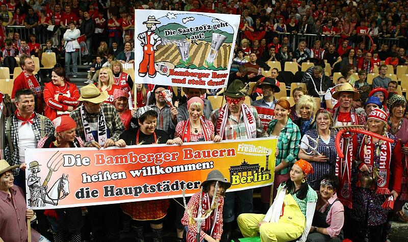 Nachdem die Brose-Fans von den Berliner Anh&auml;ngern h&auml;ufig als &bdquo;Bamberger Bauern&ldquo; verschm&auml;ht wurden, riefen die 2012 selbstironisch zum &bdquo;Bauerntag&ldquo; auf.