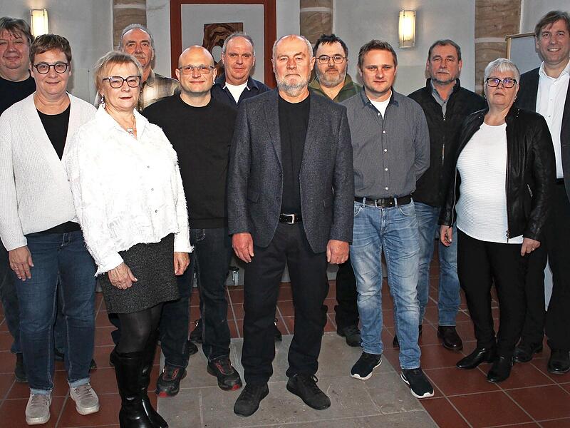 Von links: Personalratsvorsitzender Stefan Hack, Margit Haendl, Manuela Bartosch, Bernhard Pest, Andreas Pfeufer, Reinfried Brunner, Gerhard Raab, Franz Scherl, Mario St&uuml;hler, Hans-Gerhard M&uuml;ller, Regina M&uuml;ller und Landrat Hermann Ulm.