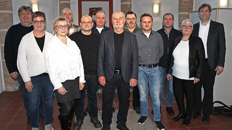Von links: Personalratsvorsitzender Stefan Hack, Margit Haendl, Manuela Bartosch, Bernhard Pest, Andreas Pfeufer, Reinfried Brunner, Gerhard Raab, Franz Scherl, Mario St&uuml;hler, Hans-Gerhard M&uuml;ller, Regina M&uuml;ller und Landrat Hermann Ulm.
