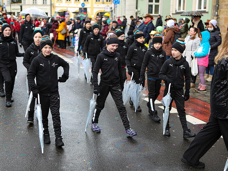 FaschingszugTausende Besucher beim gro&szlig;en Faschingsumzug in Bamberg
