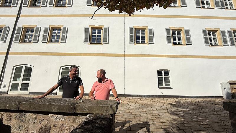 Sachgebietsleiter Hannes Lugschi (rechts) und Projektleiter Daniel Fr&ouml;tsch freuen sich schon darauf, dass wieder G&auml;ste auf der Terrasse der Schlossgastst&auml;tte bewirtet werden.