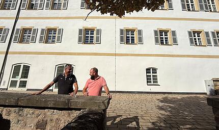 Sachgebietsleiter Hannes Lugschi (rechts) und Projektleiter Daniel Fr&ouml;tsch freuen sich schon darauf, dass wieder G&auml;ste auf der Terrasse der Schlossgastst&auml;tte bewirtet werden.