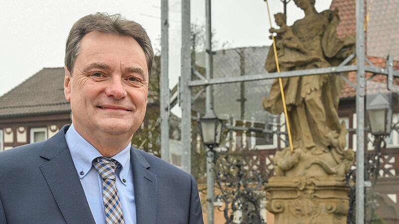 Jürgen Scheuring steht an seinem Lieblingsplatz in Rattelsdorf – vor der Marienstatue.