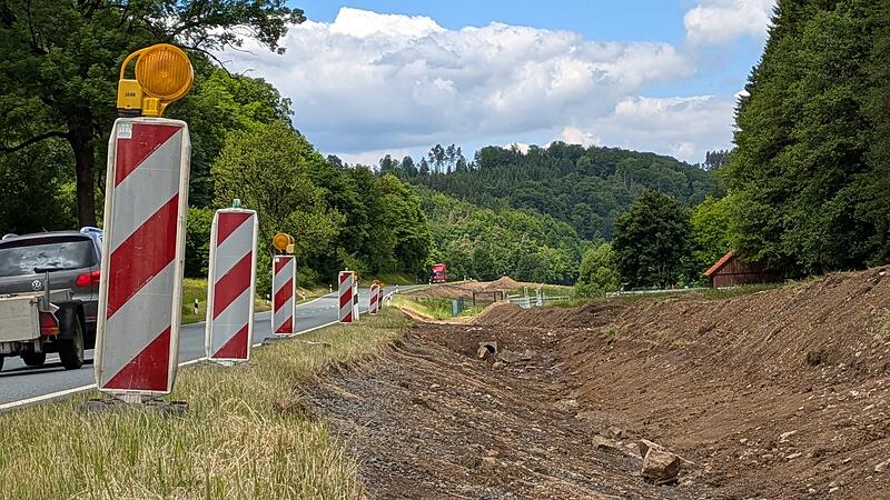 Entlang der B 85 bei Kirchleus wird ein Geh- und Radweg gebaut.Baustelle bei Kirchleus: Entlang der B 85 wird ein Geh- und Radweg gebaut.