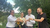 Christian Brettschneider (Zweiter von rechts), Ehefrau Amona und die stellvertretenden B&uuml;rgermeister Henning Kupfer (links) und Dominic Juck (rechts) sto&szlig;en auf die Wahl an.