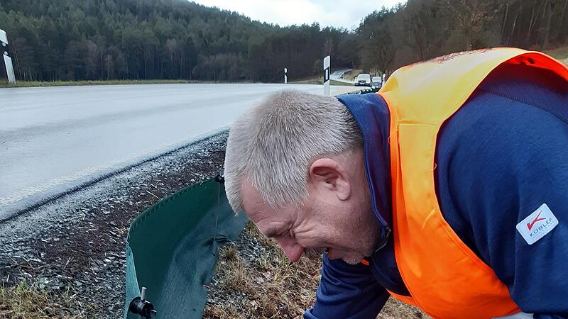 G&uuml;nter Teufel an seinem Einsatzort: dem rund 400 Meter langen  Kr&ouml;tenschutzzaun entlang der Kreisstra&szlig;e zwischen Lindau und Leuchau.