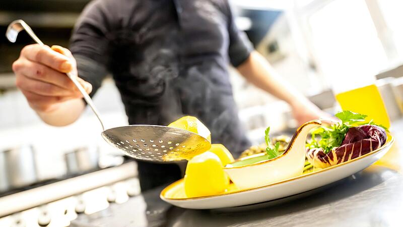 Essen wird in einem Restaurant auf einem Teller angerichtet (Symbolfoto). Einiges ver&auml;ndert hat sich in der Gastronomie im Landkreis Kitzingen 2023.