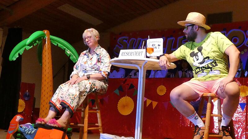 Die &bdquo;Nedvodoe&ldquo;, Sabine Fenn und Tobias Ludewig, plaudern am Dorfstrand.