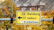 In Schweinfurt steht die B26 (nach Bamberg) noch gleichberechtigt neben der B303 (nach Coburg).