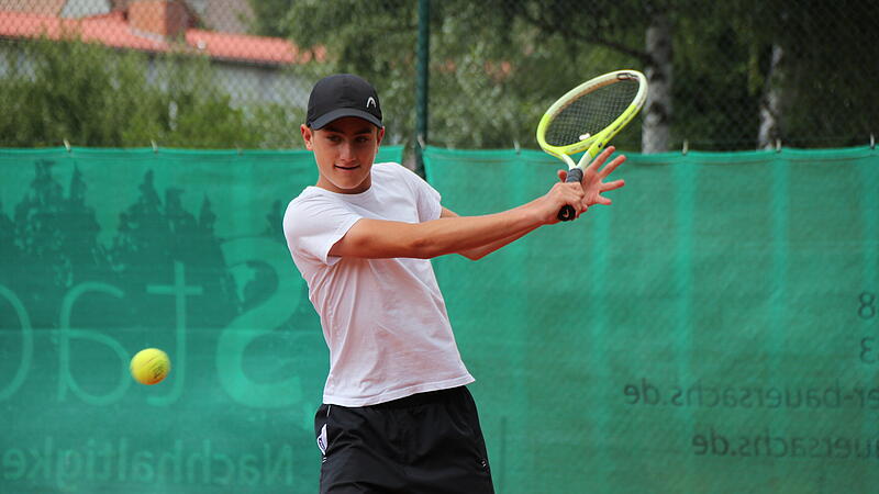 Der 13-jährige Florian Hierlwimmer trainiert dreimal die Woche und spielt über 20 Turniere im Jahr. Er will zu den ganz großen im Tennissport gehören und trotzdem den Spaß am Spiel nicht verlieren.