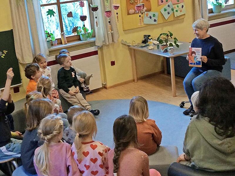 Christine Neder von der Katholischen Öffentlichen Bücherei und die Kinder des Kinderhauses Kunterbunt in Ramsthal.