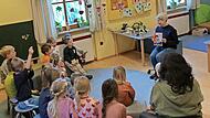 Christine Neder von der Katholischen Öffentlichen Bücherei und die Kinder des Kinderhauses Kunterbunt in Ramsthal.