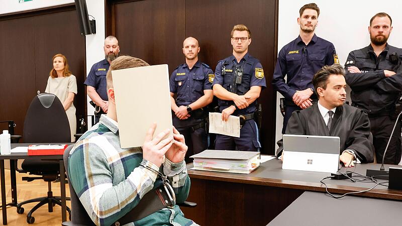 Ein Foto aus dem Landgericht N&uuml;rnberg von diesem Juni:&nbsp;Der an H&auml;nden und F&uuml;&szlig;en gefesselte angeklagte Sohn zu Beginn des Prozesses um Abrechnungsbetrug bei einem ambulanten W&uuml;rzburger Pflegedienst. Inzwischen ist er aus der Untersuchungshaft entlassen worden.&nbsp;