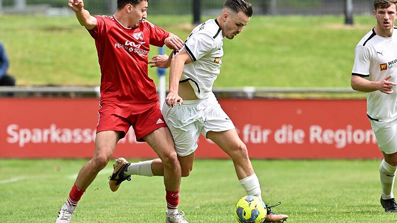Herzogenaurachs Philipp Denk (rechts) setzt sich gegen Kaner Özkuk durch. Herzogenaurachs Philipp Denk (rechts) setzt sich gegen Kaner Özkuk durch.