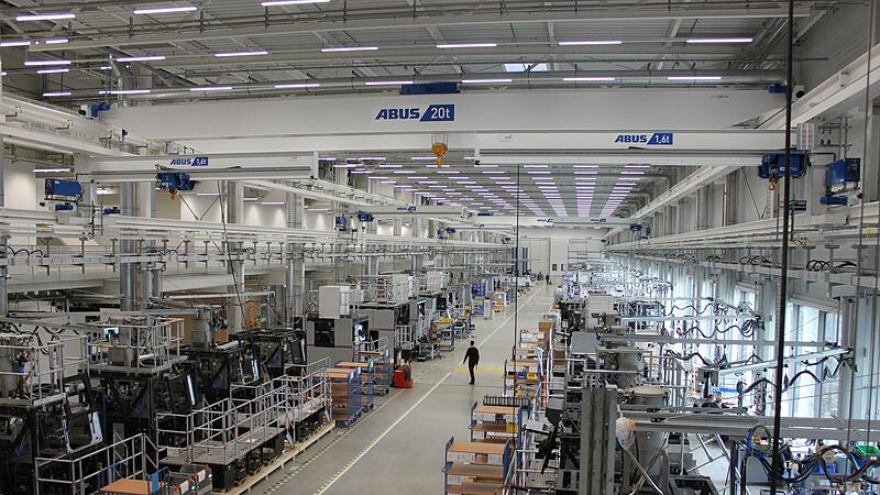 200 Meter lang, rund 30 Meter breit und 23 Meter hoch ist diese Produktionshalle am Standort von GE Additive in Lichtenfels.