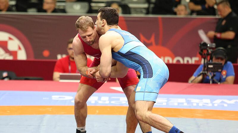 Der Lichtenfelser Hannes Wagner (li.) unterlag dem aus der Ukraine stammenden Bulgaren Semen Novikov im ersten Kampf bei der Europameisterschaft in Zagreb, was das Aus für ihn bedeutete.