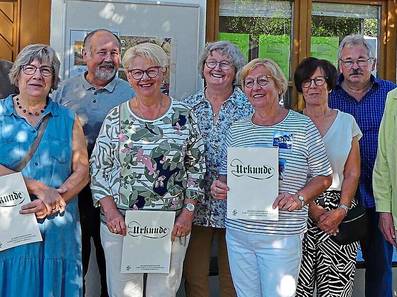 Geehrte mit Urkunde und Ehrennadel in Silber (1) mit der 3. Vorsitzenden des Kreisverbands, Ruth Geyer (Mitte hinten), dem 1. Vorsitzenden des OGV, Manfred Angles (links) und 2. OGV-Vorsitzender Robert Seufert (3.von rechts).Erich Werner