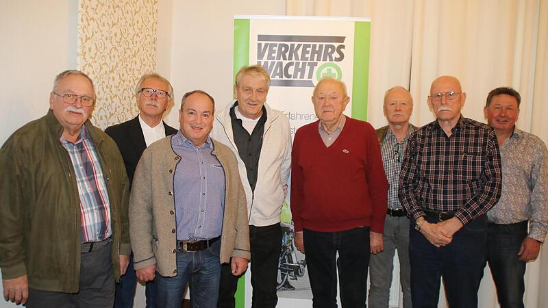 Unser Foto zeigt (von links) die Geehrten Rudolf Alt (50 Jahre), Ernst Stross (40), Schatzmeister Ralf Peter, Jürgen Bruschke (40), Georg Sell (50), Vorsitzender Alfons Hausmann, Franz Kraus (50) und Geschäftsführer Hubert Koch.