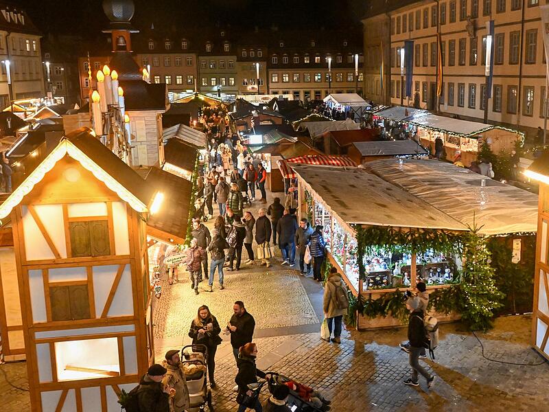 Bald wird der Bamberger Maximiliansplatz wieder in stimmungsvollen Glanz getaucht. Der Weihnachtsmarkt auf dem Bamberger Maxplatz startet am 26. November 2024.