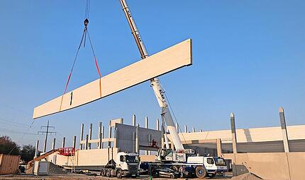 Mit einem Autokran werden die rund zwölf Tonnen schweren Holzleimbinder in Haßfurt an ihren Bestimmungsort im Hallenneubau gehoben. Mit einem Autokran werden die rund zwölf Tonnen schweren Holzleimbinder in Haßfurt an ihren Bestimmungsort im Hallenneubau gehoben.