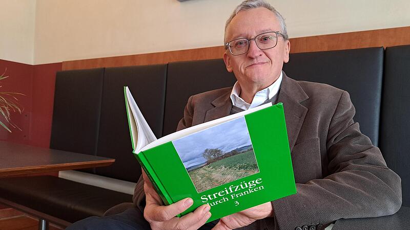 Prof. Dr. G&uuml;nter Dippold mit dem neuen Buch des Geschichtsvereins CHW, in dem die Inhalte etlicher Exkursionen und F&uuml;hrungen dokumentiert sind, die in den vergangenen Jahren unternommen wurden.