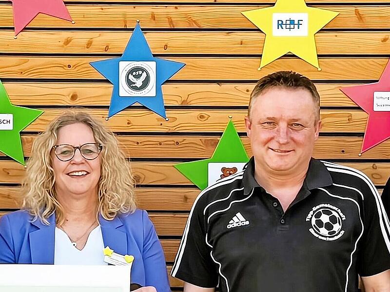 Unser Bild zeigt bei der &Uuml;bergabe des symbolischen Schecks (von links): Matthias Reith, Alexandra Oswald, Peter Holzinger und Lukas Meder