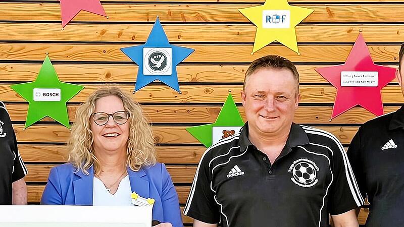 Unser Bild zeigt bei der &Uuml;bergabe des symbolischen Schecks (von links): Matthias Reith, Alexandra Oswald, Peter Holzinger und Lukas Meder