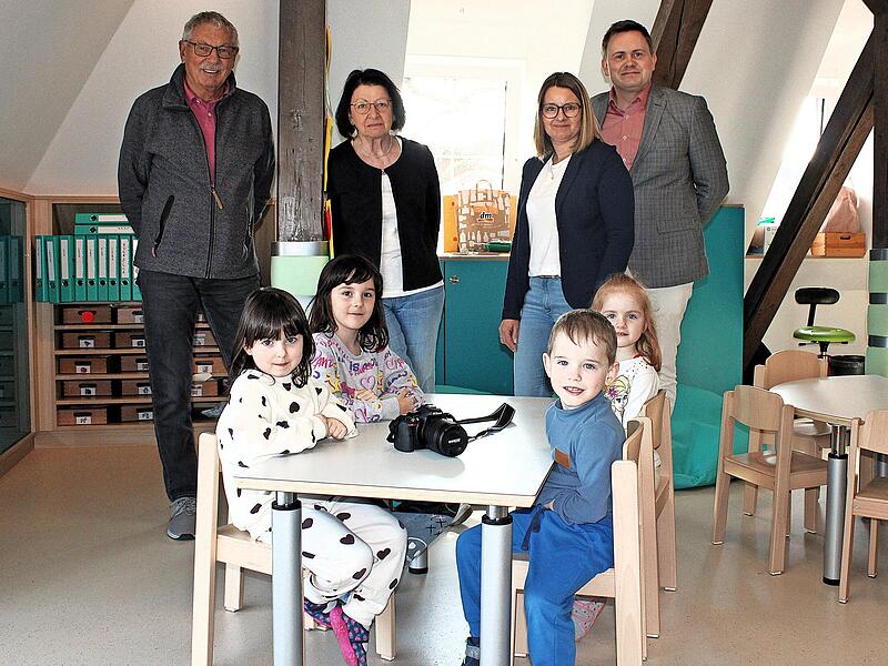 Eine Kamera f&uuml;rs Kinderhaus. Dar&uuml;ber freuen sich auch die Gro&szlig;en wie Ehrenvorsitzender des Awo-Ortsvereins Hartmut Rochholz, Vorsitzende Elisabeth Weith, Einrichtungsleitung und Vorstandsmitglied Daniela Hofmann und stellvertretender Vorsitzender ...
