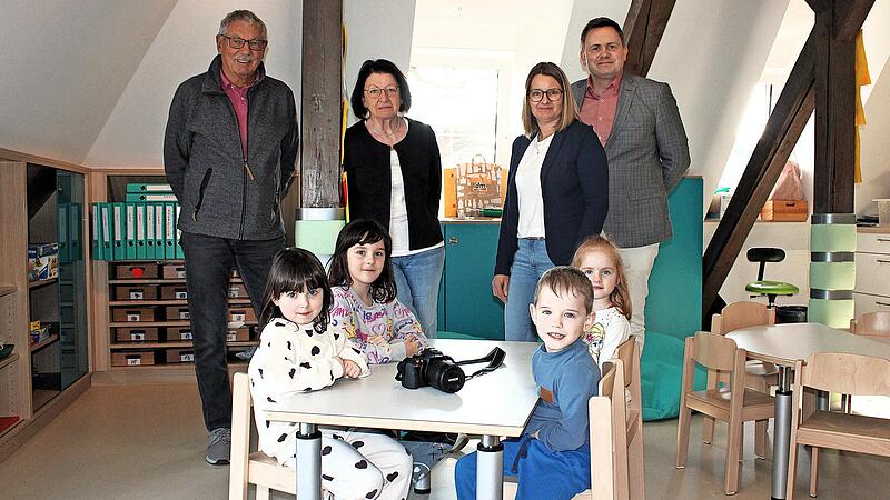 Eine Kamera f&uuml;rs Kinderhaus. Dar&uuml;ber freuen sich auch die Gro&szlig;en wie Ehrenvorsitzender des Awo-Ortsvereins Hartmut Rochholz, Vorsitzende Elisabeth Weith, Einrichtungsleitung und Vorstandsmitglied Daniela Hofmann und stellvertretender Vorsitzender ...