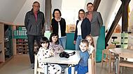 Eine Kamera f&uuml;rs Kinderhaus. Dar&uuml;ber freuen sich auch die Gro&szlig;en wie Ehrenvorsitzender des Awo-Ortsvereins Hartmut Rochholz, Vorsitzende Elisabeth Weith, Einrichtungsleitung und Vorstandsmitglied Daniela Hofmann und stellvertretender Vorsitzender ...