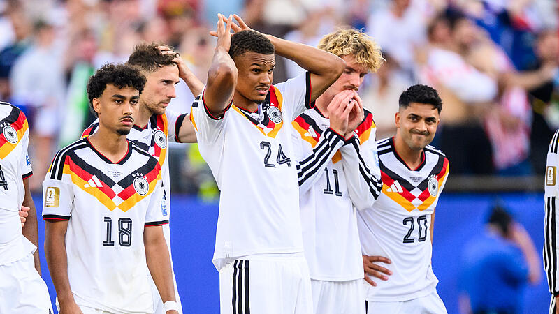 So sehen Verlierer aus: Das DFB-Team um (von links) Nathaniel Brown, Leon Goretzka, Malick Thiaw, Nick Woltemade und Nadiem Amiri scheitert an Paraguay.