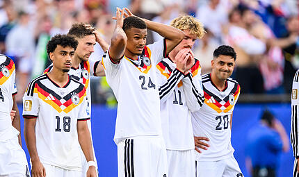 So sehen Verlierer aus: Das DFB-Team um (von links) Nathaniel Brown, Leon Goretzka, Malick Thiaw, Nick Woltemade und Nadiem Amiri scheitert an Paraguay.