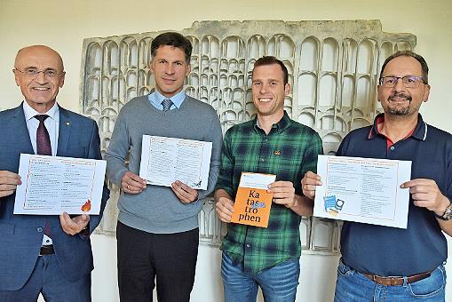 Landrat Wilhelm Schneider (links), Werner Mahr, Leiter des Fachbereichs Öffentliche Sicherheit und Ordnung (rechts), Andre Kuhn, Sachbearbeiter Katastrophenschutz (2. von rechts) sowie Jürgen Wolf, Leiter der Führungsgruppe Katastrophenschutz, zum...
