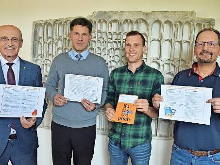 Landrat Wilhelm Schneider (links), Werner Mahr, Leiter des Fachbereichs Öffentliche Sicherheit und Ordnung (rechts), Andre Kuhn, Sachbearbeiter Katastrophenschutz (2. von rechts) sowie Jürgen Wolf, Leiter der Führungsgruppe Katastrophenschutz, zum...
