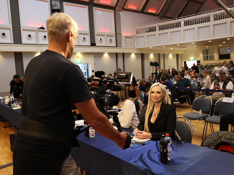 Daniela Katzenberger wurde auch bei der Fitnessmeisterschaft in Kulmbach auf Schritt und Tritt von einem Kamerateam begleitet.