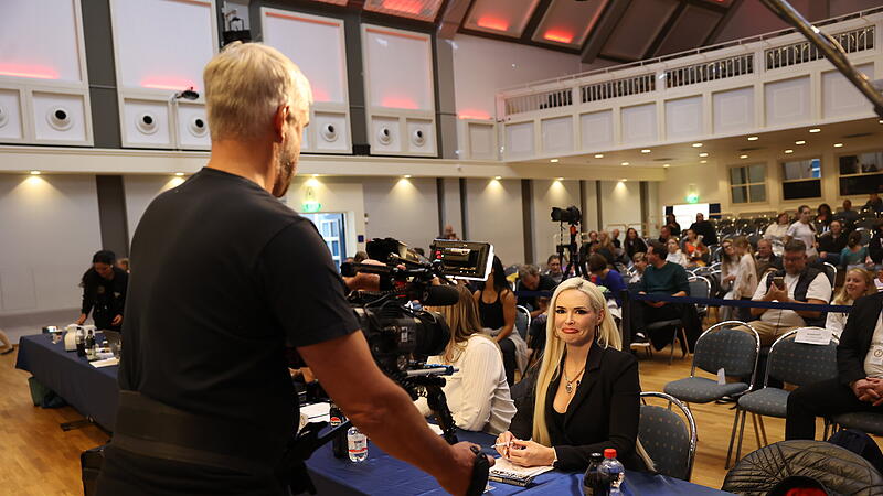 Daniela Katzenberger wurde auch bei der Fitnessmeisterschaft in Kulmbach auf Schritt und Tritt von einem Kamerateam begleitet.