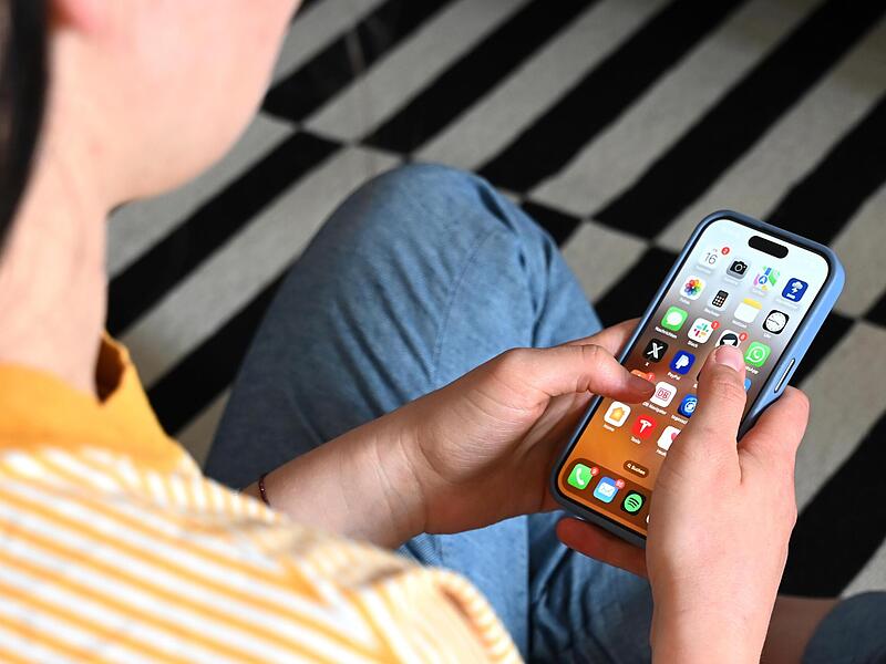 Eine Jugendliche blickt auf das Display ihres Smartphones, auf dem verschiedene Apps zu sehen sind. Eine Jugendliche blickt auf das Display ihres Smartphones, auf dem verschiedene Apps zu sehen sind.