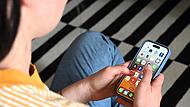Eine Jugendliche blickt auf das Display ihres Smartphones, auf dem verschiedene Apps zu sehen sind. Eine Jugendliche blickt auf das Display ihres Smartphones, auf dem verschiedene Apps zu sehen sind.