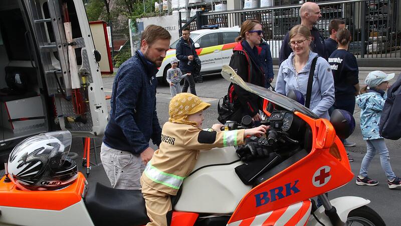 Der drei Jahre alte Florian testet ein BRK-Motorrad.