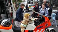 Der drei Jahre alte Florian testet ein BRK-Motorrad.