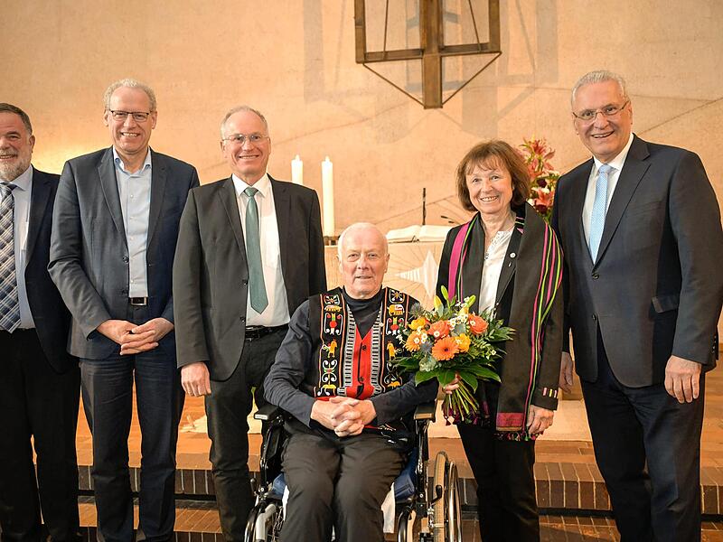 Übergabe des Ehrenpreises des bayerischen Ministerpräsidenten an die „Zubzas“ Übergabe des Ehrenpreises des bayerischen Ministerpräsidenten an die „Zubzas“