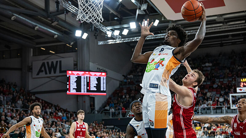 Rostocks Kassim Nicholson (wei&szlig;es Trikot) sammelte drei Offensivrebounds. Moritz Krimmer im Hintergrund hatte bei seinem Saisondeb&uuml;t das Nachsehen.